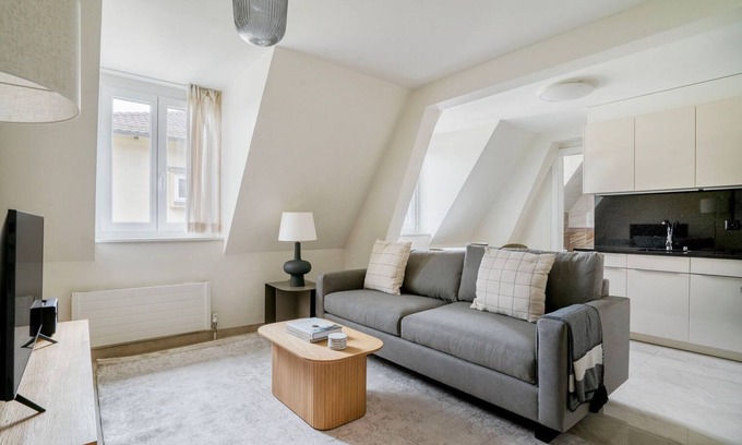 District 2 Appartement | Stellar Enge 2BR w/ Private W/D & Storage, nr Groceries, by Blueground