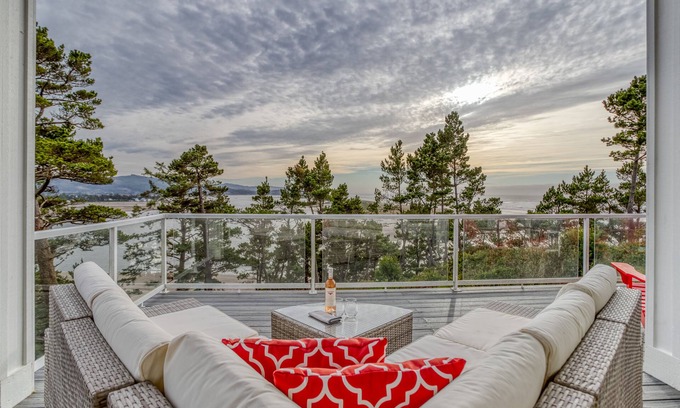 Lincoln City Maison | Stellar Ocean and Bay Views, Chef’s Kitchen, Hot Tub and 4 Luxurious Bedrooms!