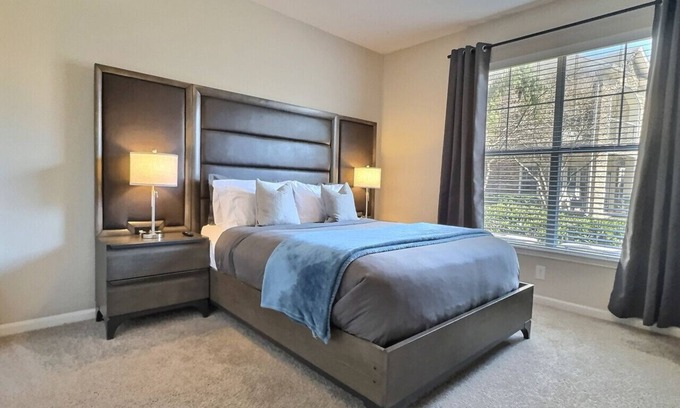 Lenox Appartement | Stellar suite w/ Gym, Pool & Netflix, sleeps 4!