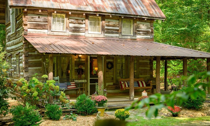 Gnaw Bone Cabine | Step back in time with the simplicity of country living.