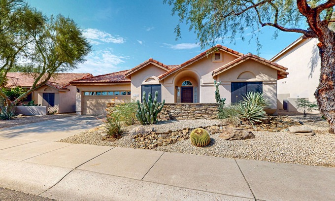 Pinnacle Peak Villas Maison | Step-free, dog-friendly home with pool, hot tub & grill