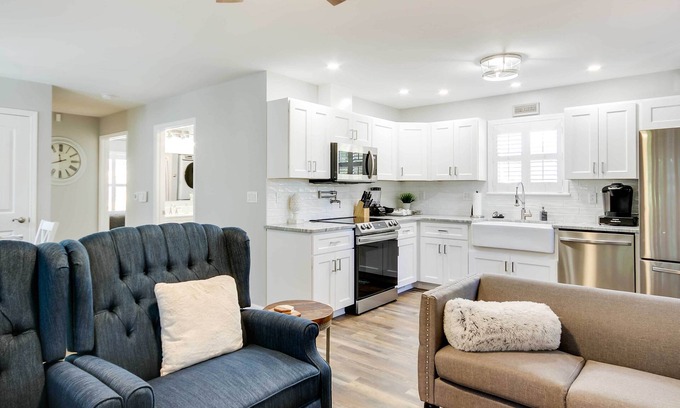 Rosewood Cottage | Step-free Home w/ Fire Pit - 3 Miles to Usc!