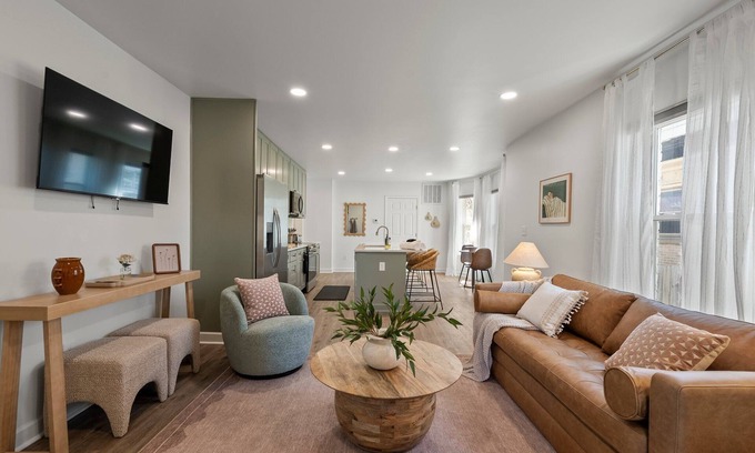 Clintonville Appartement | Step into The Rose, this idyllic Clintonville remodel. Top Neighborhood of 2023.