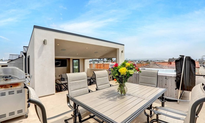 Balboa Peninsula Maison | Steps 2 Beach and Bay, Roof Top Jacuzzi, Elevator, EV charger, Garage, Brand New
