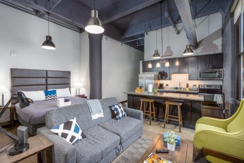 Strip District Appartement | Steps 2 Everything! - KING Bed - Amazing Roof and Gym