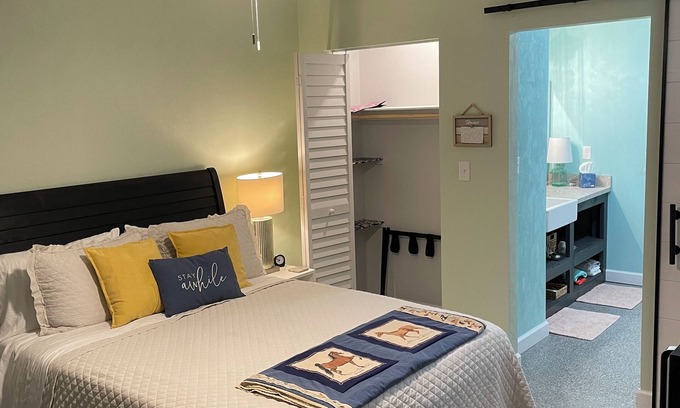 Putnam Hall Appartement | Steps 2 Paradise, Crystal Lake, close to Starke and Keystone Hgts.