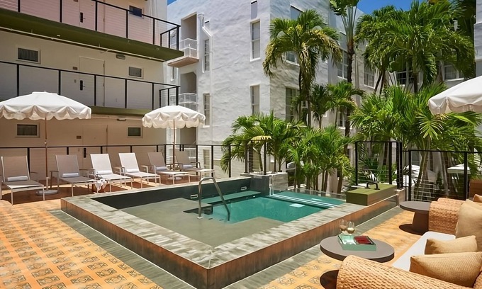South of Fifth Maison | Steps Away from Nikki Beach! With Onsite Swimming Pool, Pets are Welcome!