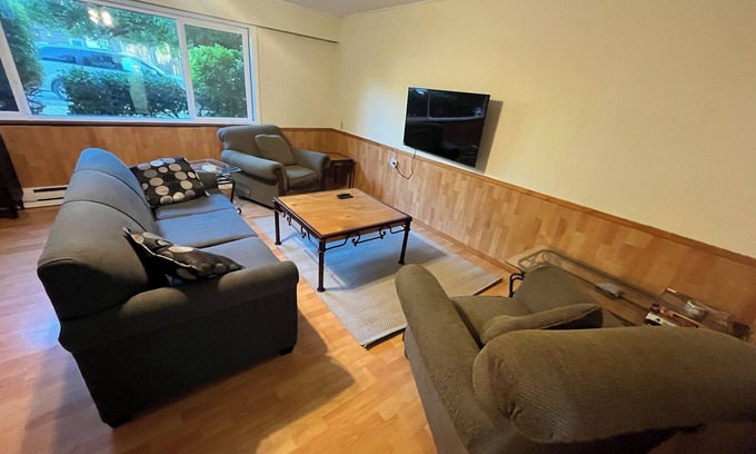 Lake Cowichan Maison | Steps from the lake: nn A 5-minute walk away from Shops, Saywell park & the lake