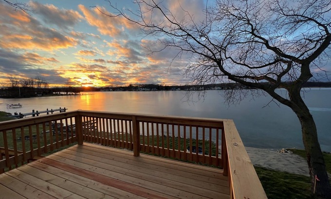 Brighton Maison | All sports Little/West Crooked Lake, Space for Scrap Booking Retreat