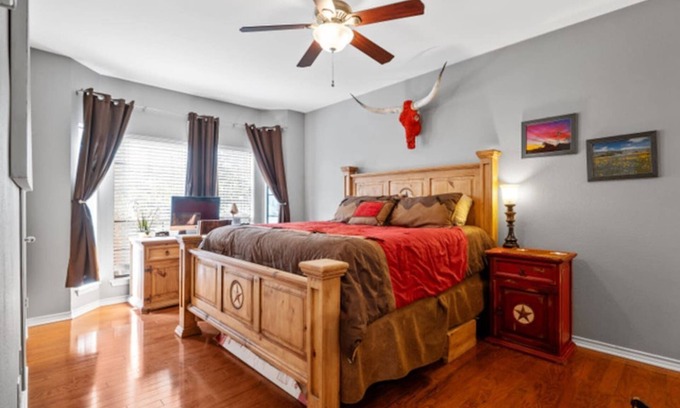 North University Copropriété | Steps from UT ✔️ 2 Heavenly King Beds ❤️ Retro 80s Getaway w/Gig-Speed WiFi