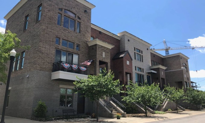 Downtown Appartement | Sortez par la porte d'entrée du Bentonville Square et tout ce qu'il a à offrir!