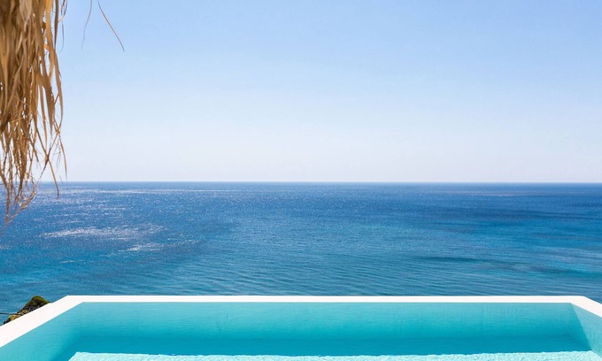 Agios Vasileios Villa | À distance de marche de la plage, vue sur la mer éblouissante et piscine à débordement chauffée!