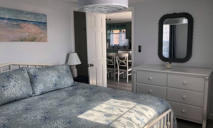 Salisbury Appartement | Steps to Beach Entrance #7, 1st floor, 2 Bedrooms, King Bed, Private deck/grill