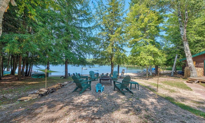Levering Cabine | Steps to Beach: Lake Cabin Retreat in Levering!