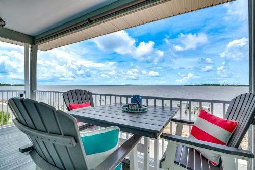 Cedar Key Maison | Steps to Beach Waterfront Cedar Key Home!