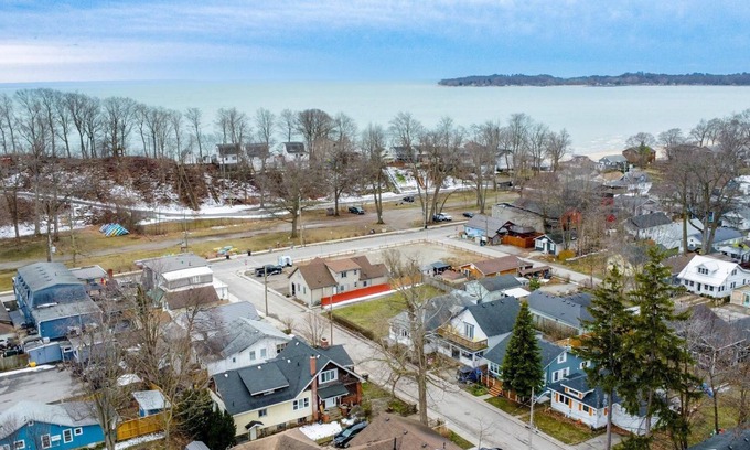 Crystal Beach Cottage | Steps to Crystal beach|Beach Passes|Fire pit|Hot tub|4 Cruiser bikes