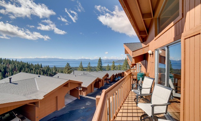Incline Village Copropriété | Steps to Diamond Peak: Incline Village Condo
