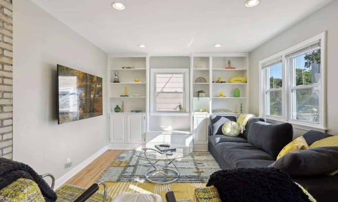 St. Anthony West Maison | Steps to downtown/ close to the River/ comfy beds