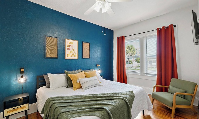 Eustis Appartement | Your Upstairs Fully Loaded Downtown Getaway Awaits