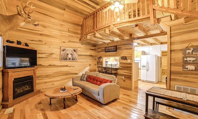Waverly Cabine | 2 Mi to Kentucky Lake: Cozy Cabin w/ Deck!