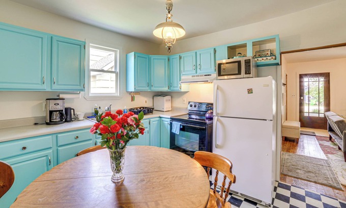 St Ignace Maison | Steps to Lake Huron: Retreat w/Yard in St Ignace