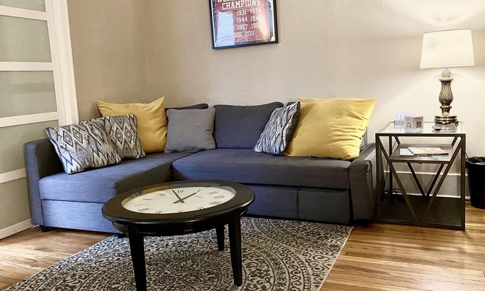 DeBaliviere Place Copropriété | Steps to Metrolink & Forest Park,1st Fl King & Queen Beds+ Free Gated Parking