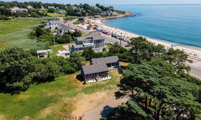 Byfield Cottage | Steps to North Hampton Beach: Cottage w/ Deck!