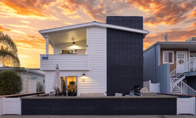West Newport Maison | Steps to Sand! 2 Homes in 1 – Sleeps 19, Outdoor Space, Walk to Shops & Dining