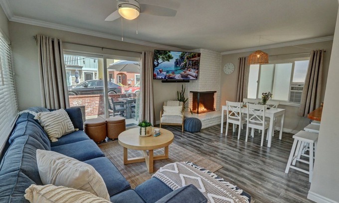West Newport Appartement | Steps to Sand w/Patio & Fireplace