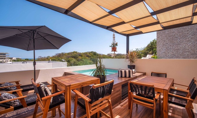 Crucecita Copropriété | Steps to the beach with private plunge pool and rooftop terrace in Arrocito