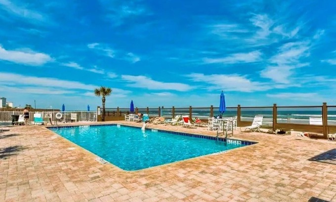 Bostwick Park Appartement | Steps to the Beach !