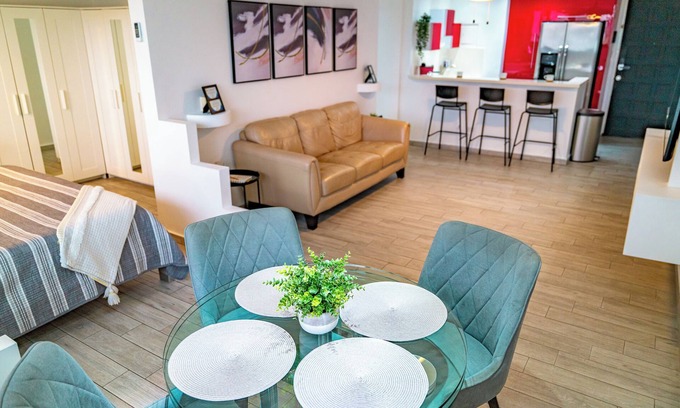 Isla Verde Copropriété | Steps to the beach, 5 mins to airport, cozy and modern, excellent location!