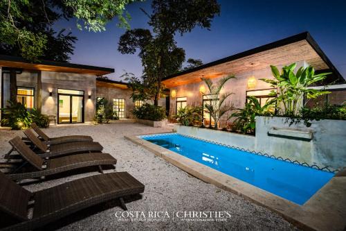 Playa Grande Maison | Steps to the Main Surf Break - 6 Bedroom Villa
