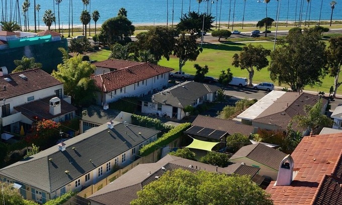 East Beach Cottage | Étapes vers le sable: avec vue sur la plage et une cour clôturée privée; Idéal pour les familles