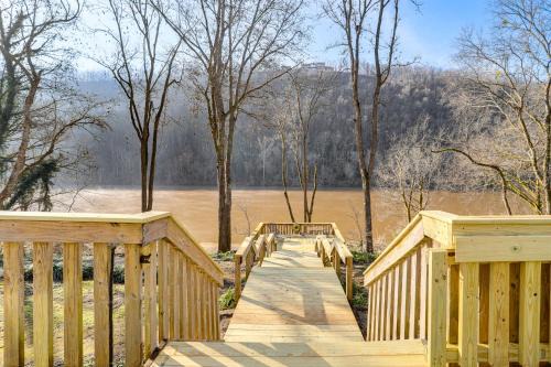 Mountain View Maison | Steps to White River Mountain View Home with Deck!