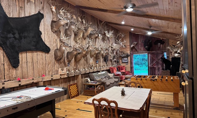 Flat Rock Maison | Steve’s Barn Lodge, Detroit River/Lake Erie