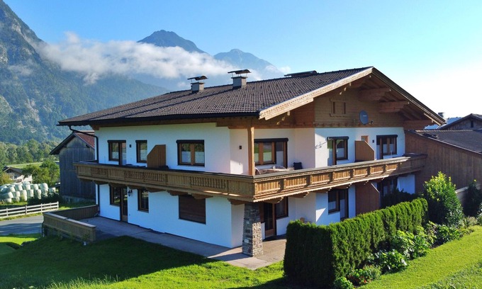 Buch in Tirol Appartement | Stilvolles Appartement Georgenberg im Herzen Tirols