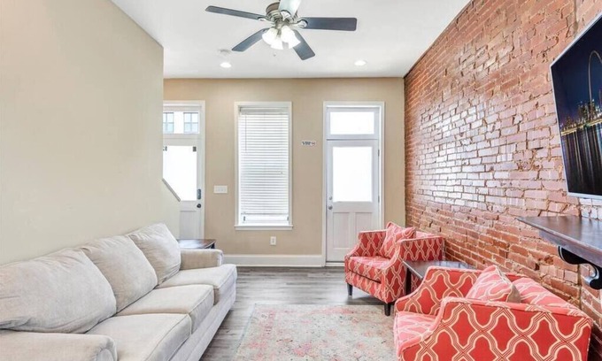 St. Louis Hôtel | STL, Tower Grove, Cozy 2-Story Townhome - A