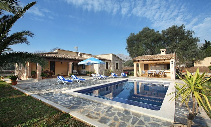 Pollensa Villa | Villa construit en pierre avec piscine et jardin privés