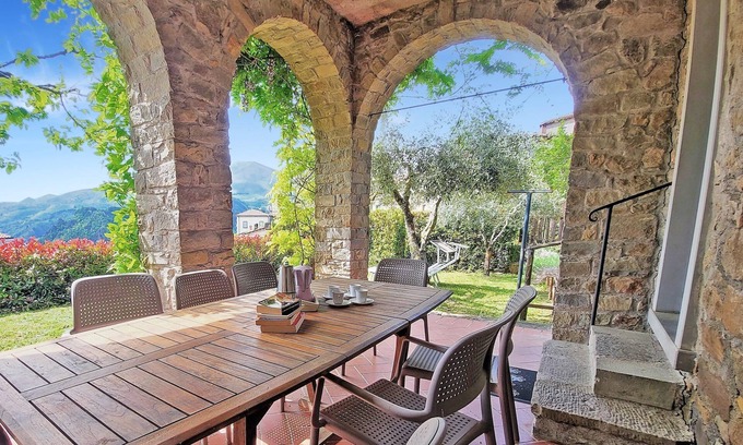 San Romano in Garfagnana Villa | Maison en pierre avec belle loggia, piscine privée, commodités à pied.