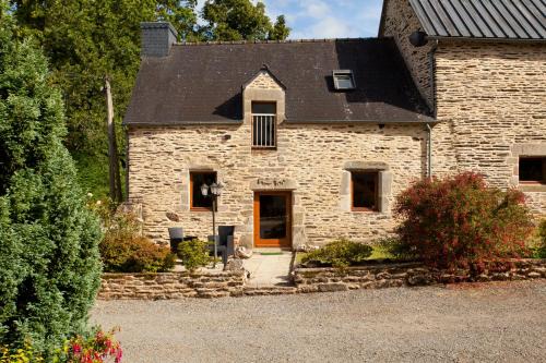 Guegon Maison | Stone cottage with modern cosy interior near to Josselin