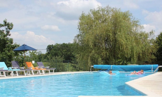 Saint-Leon-sur-l'Isle Maison | Stone farmhouse, fully equipped, secluded location with private swimming pool in Dordogne