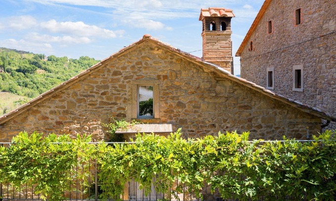 Cortona Villa | Maison en pierre finement meublée, parfaite pour 4 personnes. Espace extérieur clôturé équipé de meu