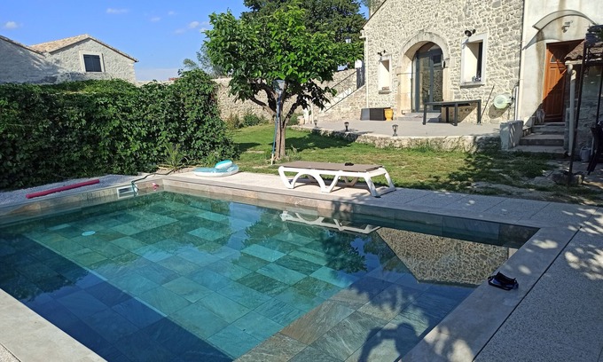 Fontanes Maison | Maison en pierre rénovée dans un style contemporain avec jardin et piscine .