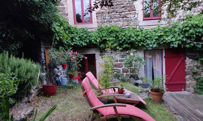Polignac Maison | maison en pierres avec jardin dans un village typique proche du Puy en Velay