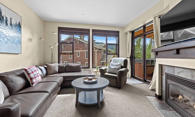 Sun Peaks Copropriété | Stone's Throw 47: Pet Friendly, Ground Level, 2BDRM Condo w/Private Hot Tub