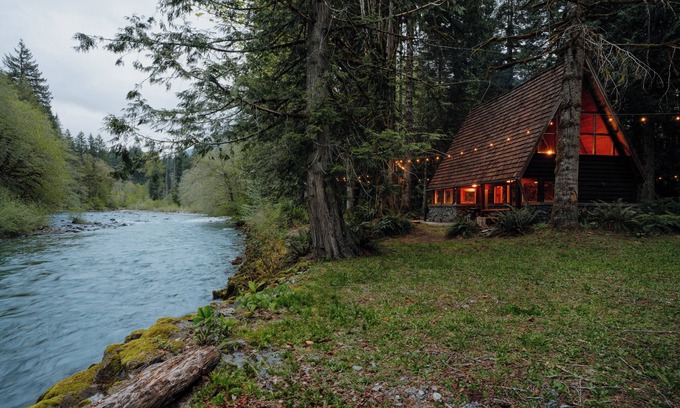 Skykomish Cabine | Stonecutter's Cabin - couples retreat on the river surrounded by nature