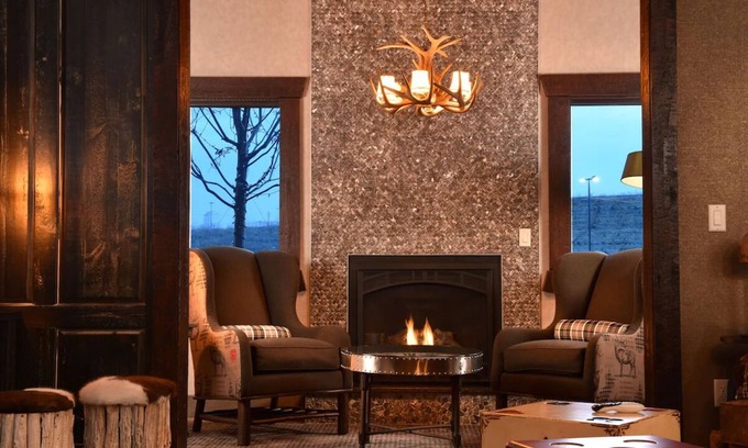 Broken Arrow Hôtel | Stoney Creek, Kitchen and Balcony, Extended Stay King Suite | 2 Units