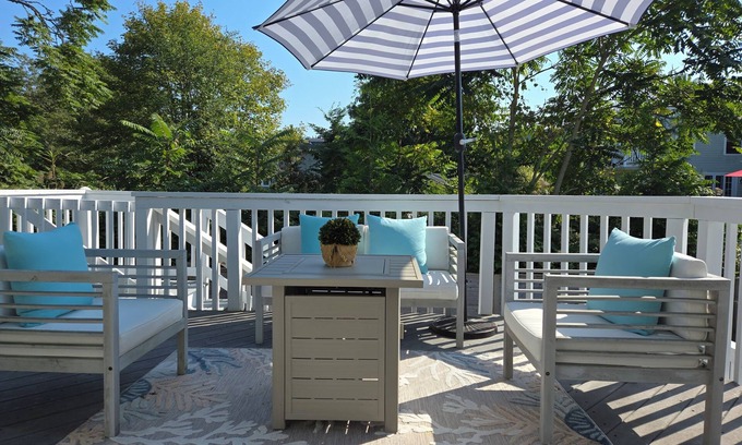 Stonington Maison | Stonington borough 2 bedroom, Sleeps 6 guests, close to beach,