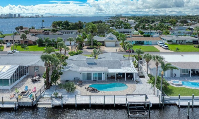 Palm Harbor Estates Appartement | Straight Outta Dockton-Waterfront, Pool and Dock